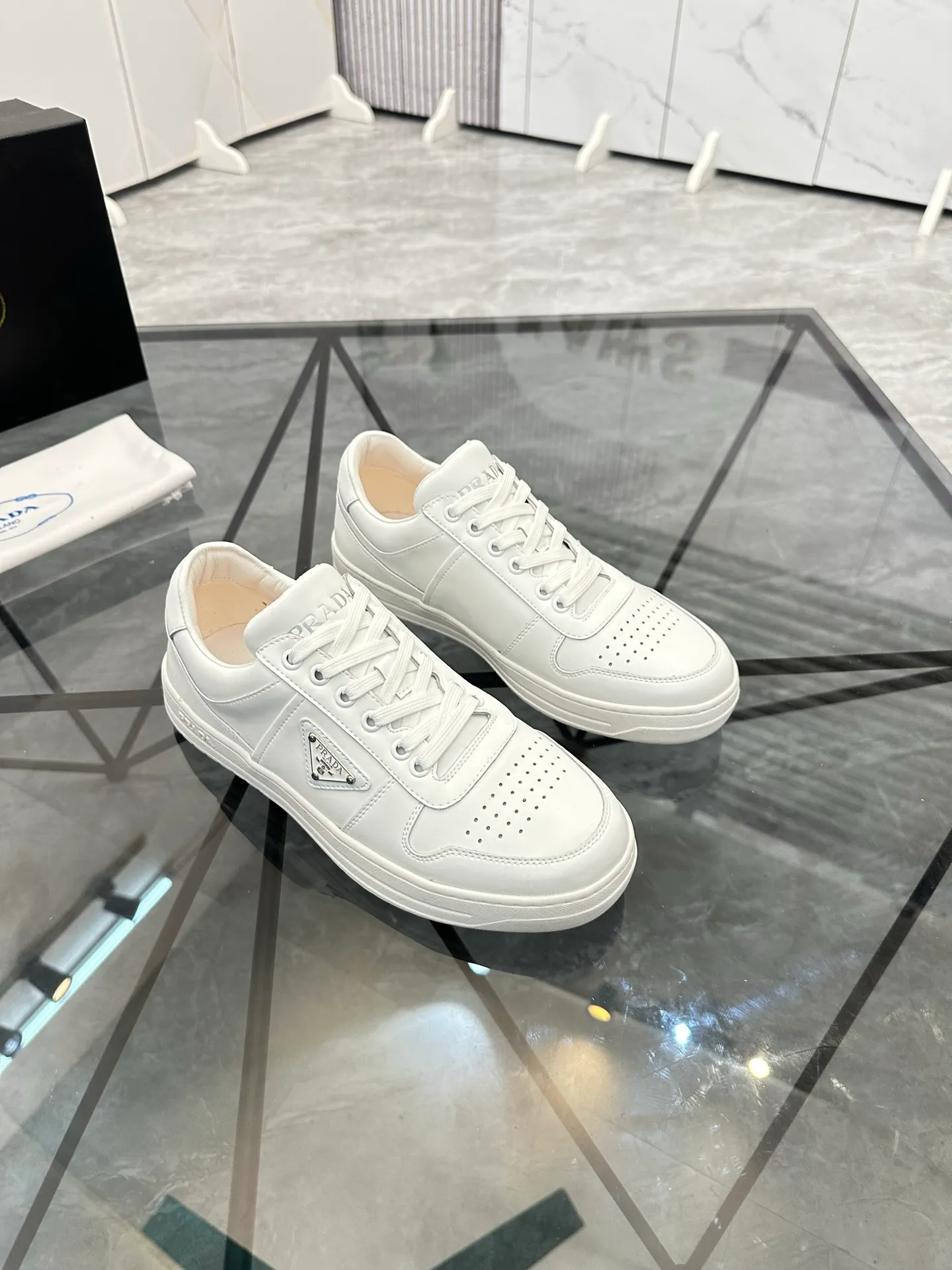 Men's shoes: 💰P400¥ Product trademark: Prada *"Prada*" low-top casual shoes Regular size: 38-44 (can be customized to 45) Product materials: imported cowhide upper, sheepskin lining, original outsole. Number: 020